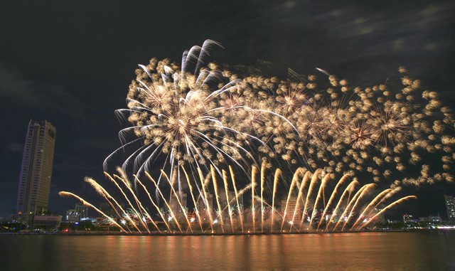 Trong khi đó, Martarello Group S.R.L – đội pháo hoa lừng danh đến từ Ý, đã dẫn dắt khán giả qua một hành trình thị giác đầy mê hoặc trong màn trình diễn “Hòa ca ánh sáng – Khai mở tương lai”.