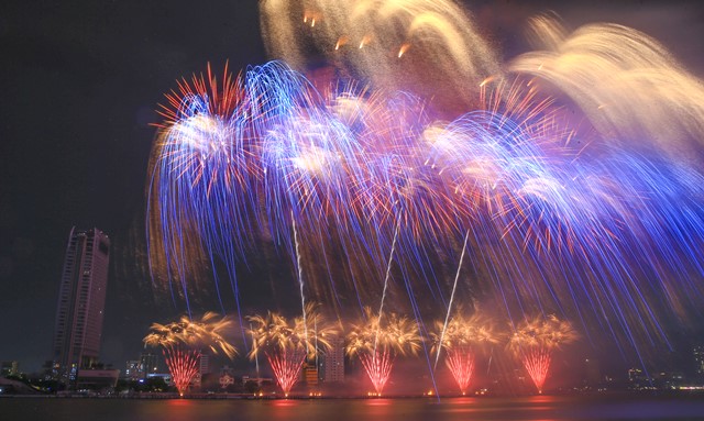 Ngay từ những giây đầu tiên, âm nhạc nền “Fanfare” nhẹ nhàng vang lên, hòa quyện cùng những tràng pháo hoa mềm mại, dẫn dắt khán giả bước vào không gian mở đầy chất thơ.