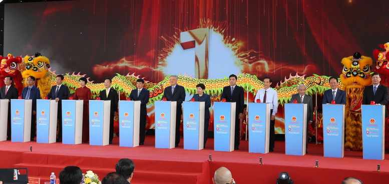 Phó Thủ tướng Thường trực Chính phủ Nguyễn Hoà Bình và các đại biểu thực hiện nghi thức khởi công dự án đầu tư xây dựng cao tốc Bảo Lộc - Liên Khương - Ảnh: VGP/Nguyễn Hoàng