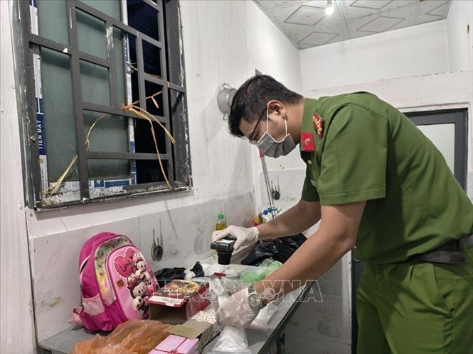 Công an thành phố Cần Thơ thu giữ tang vật ma túy tại nơi ở của các đối tượng trong đường dây mua bán, vận chuyển trái phép chất ma túy. Ảnh: TTXVN phát