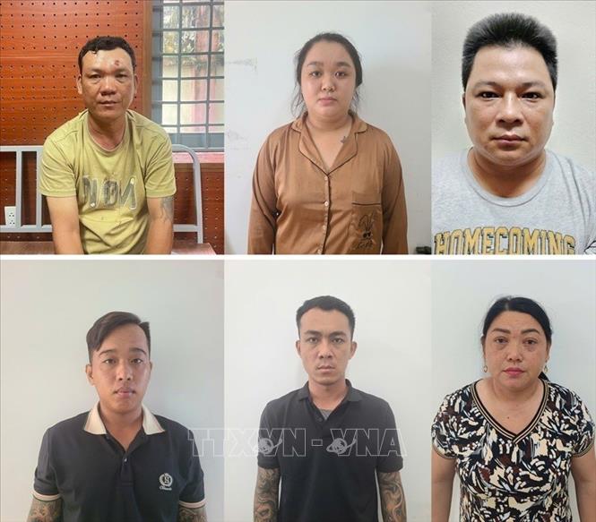 Nhóm đối tượng trong đường dây mua bán, vận chuyển trái phép chất ma túy bị Công an thành phố Cần Thơ triệt phá. Ảnh: TTXVN phát