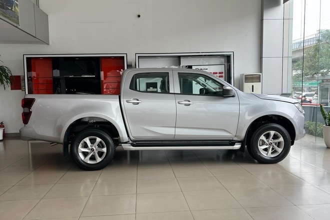 Isuzu D-Max đời cũ đại hạ giá, chỉ 580 triệu đồng "xả kho" tại Hà Nội