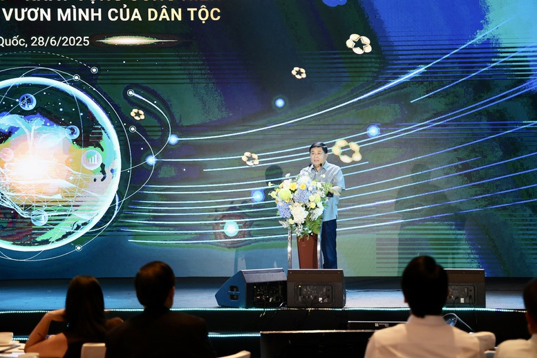 Phó Thủ tướng mong muốn với nhiệt huyết, trí tuệ, hoài bão và lòng tự hào dân tộc, các doanh nghiệp, doanh nhân Việt sẽ biến khát vọng thành hành động, biến tiềm năng thành sức mạnh thực tế, để cùng nhau đưa đất nước bước vào kỷ nguyên phát triển, thịnh vượng, hùng cường của dân tộc Việt - Ảnh: VGP/Thu Sa Phó Thủ tướng mong muốn với nhiệt huyết, trí tuệ, hoài bão và lòng tự hào dân tộc, các doanh nghiệp, doanh nhân Việt sẽ biến khát vọng thành hành động, biến tiềm năng thành sức mạnh thực tế, để cùng nhau đưa đất nước bước vào kỷ nguyên phát triển, thịnh vượng, hùng cường của dân tộc Việt - Ảnh: VGP/Thu Sa