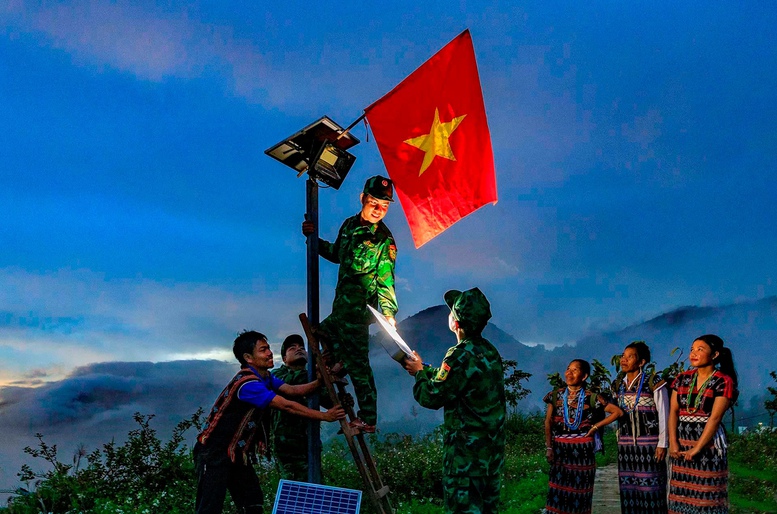 Quân với dân một lòng. Ảnh VGP.