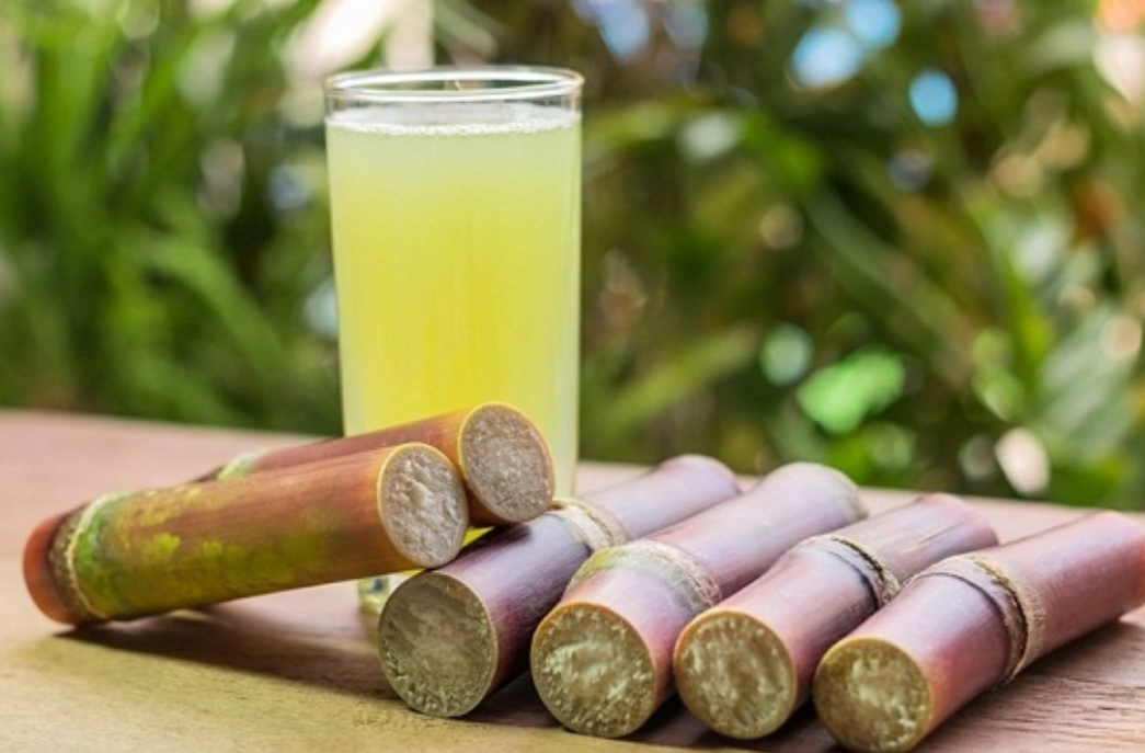 Nước mía tuy phổ biến nhưng dễ gây hại với người tiêu hoá kém hoặc hay lạnh bụng. Nước mía tuy phổ biến nhưng dễ gây hại với người tiêu hoá kém hoặc hay lạnh bụng.