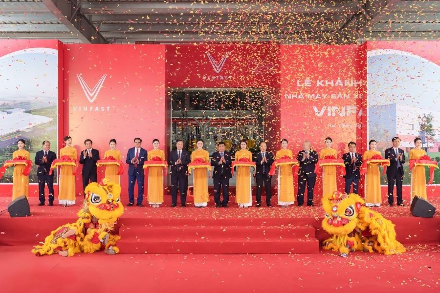 Phó thủ tướng Chính phủ Nguyễn Chí Dũng cùng các đại biểu cắt băng khánh thành Nhà máy sản xuất ô tô điện VinFast Hà Tĩnh.