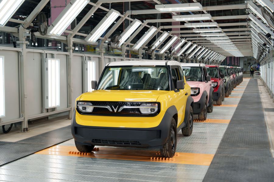 Những chiếc xe đầu tiên được sản xuất tại Nhà máy ô tô điện VinFast Hà Tĩnh.