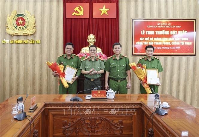 Ban Giám đốc Công an thành phố Cần Thơ khen thưởng đột xuất cho các đơn vị tham gia triệt phá đường dây mua bán, vận chuyển trái phép chất ma túy liên tỉnh quy mô lớn. Ảnh: TTXVN phát