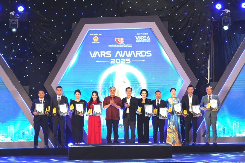 TS Nguyễn Văn Đính, Phó Chủ tịch Hiệp hội Bất động sản Việt Nam, Chủ tịch Hội Môi giới bất động sản Việt Nam (VARS), và Phó giáo sư, Tiến sĩ Trần Đình Thiên, nguyên Viện trưởng Viện Kinh tế Việt Nam trao giải tại chương trình “Vinh danh nghề môi giới bất động sản Việt Nam – VARS AWARDS 2025”.