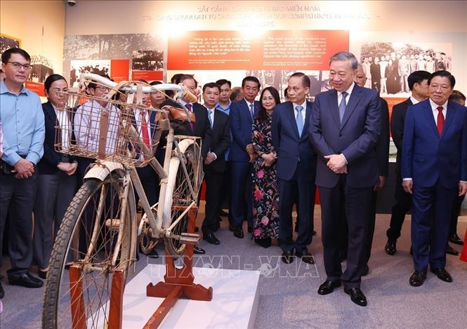 Tổng Bí thư Tô Lâm và các đại biểu tham quan Triển lãm "Tổng Bí thư Nguyễn Văn Linh - Cuộc đời và sự nghiệp".