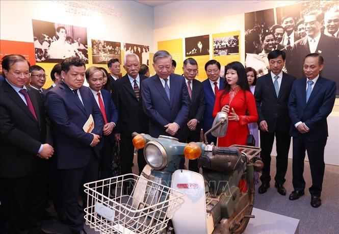 Tổng Bí thư Tô Lâm và các đại biểu tham quan Triển lãm "Tổng Bí thư Nguyễn Văn Linh - Cuộc đời và sự nghiệp".
