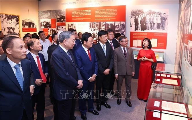 Tổng Bí thư Tô Lâm và các đại biểu tham quan Triển lãm "Tổng Bí thư Nguyễn Văn Linh - Cuộc đời và sự nghiệp".