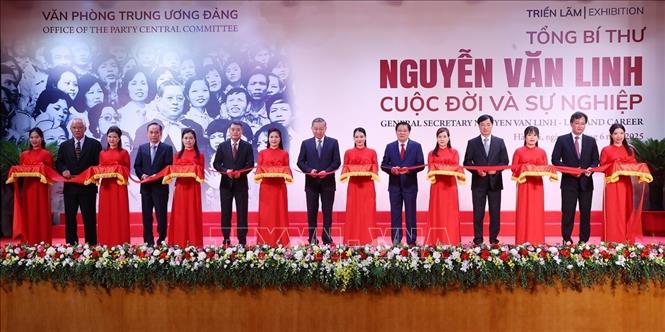 Tổng Bí thư Tô Lâm và các đại biểu cắt băng khai mạc Triển lãm "Tổng Bí thư Nguyễn Văn Linh - Cuộc đời và sự nghiệp". Ảnh: Văn Điệp/TTXVN