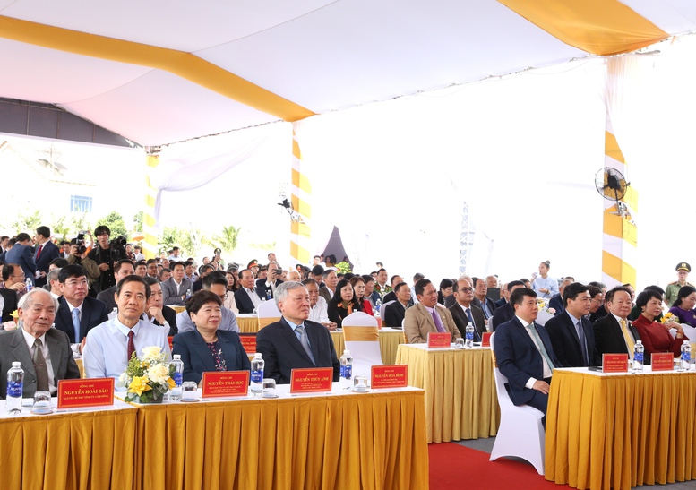 Phó Thủ tướng yêu cầu UBND tỉnh Lâm Đồng hiện nay cũng như UBND tỉnh Lâm Đồng mới (từ ngày 1/7/2025) phải tập trung quyết liệt chỉ đạo nhà đầu tư, tư vấn giám sát và các nhà thầu phát huy cao nhất tinh thần trách nhiệm, triển khai dự án bảo đảm tiến độ, chất lượng, an toàn - Ảnh: VGP/Nguyễn Hoàng