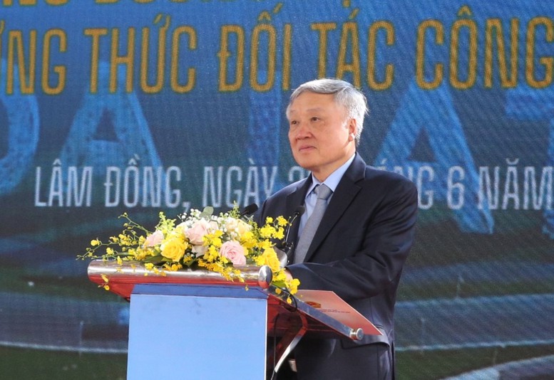 Phó Thủ tướng nhấn mạnh, dự án cao tốc Bảo Lộc - Liên Khương là mảnh ghép chiến lược để khép kín toàn tuyến cao tốc Dầu Giây - Liên Khương, hình thành một trục giao thông xương sống thông suốt, hiện đại kết nối vùng kinh tế trọng điểm phía Nam với thủ phủ của Tây Nguyên - Ảnh: VGP/Nguyễn Hoàng