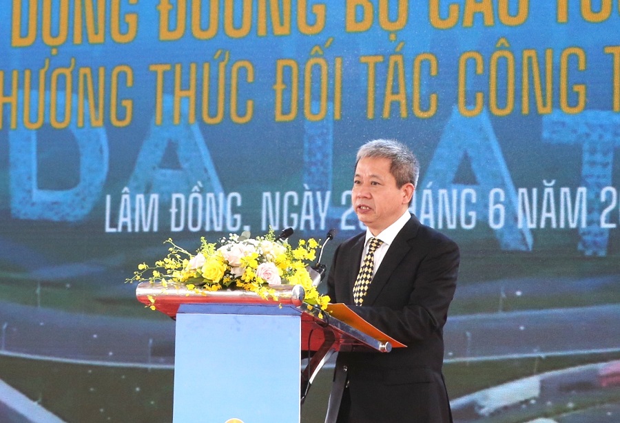 Ông Doãn Tuấn Anh, Chủ tịch HĐQT kiêm Tổng Giám đốc CTCP BOT Cao tốc Bảo Lộc - Liên Khương, đại diện liên danh nhà đầu tư phát biểu