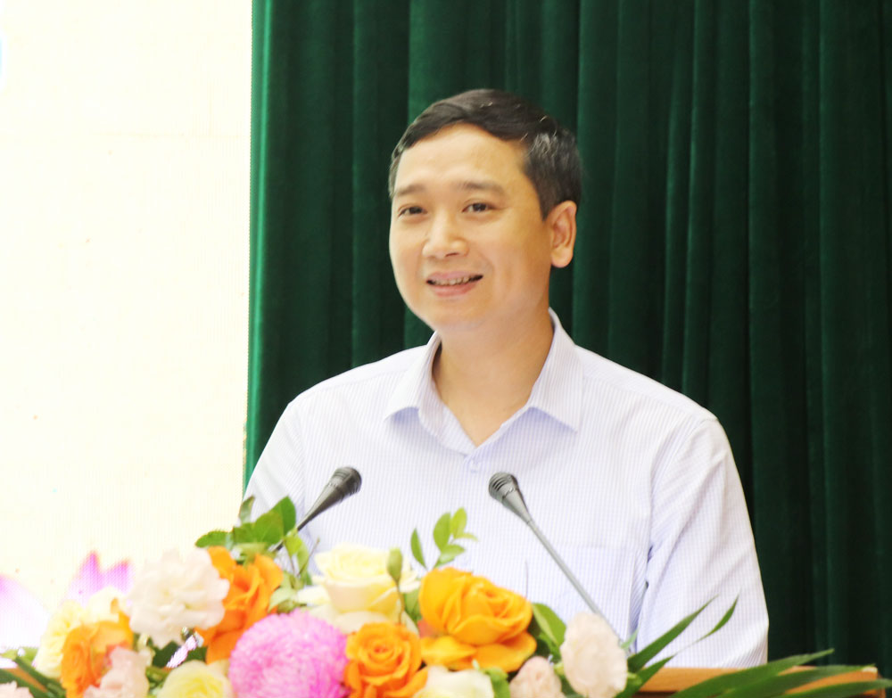 Đồng chí Nguyễn Việt Oanh - Chủ tịch UBND tỉnh phát biểu chỉ đạo tại hội nghị.