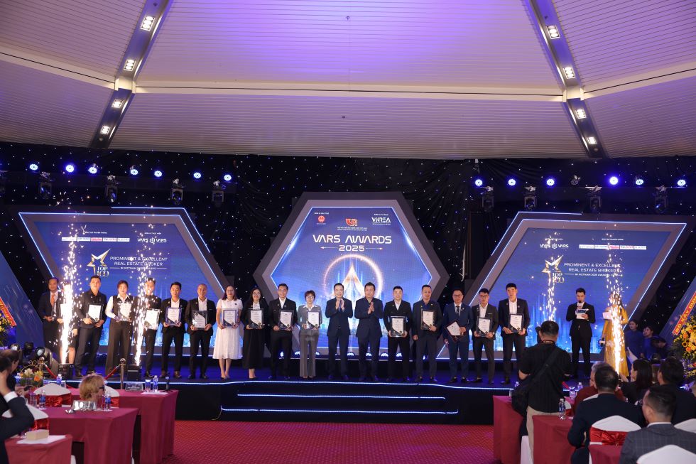 Giải thưởng VARS AWARDS vinh danh các môi giới, sàn giao dịch bất động sản tiêu biểu trong cả nước.