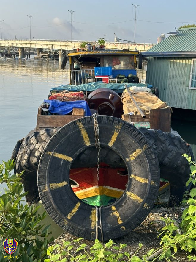 Phương tiện thủy có gắn thiết bị bơm dầu và khoang chứa. Phương tiện thủy có gắn thiết bị bơm dầu và khoang chứa.