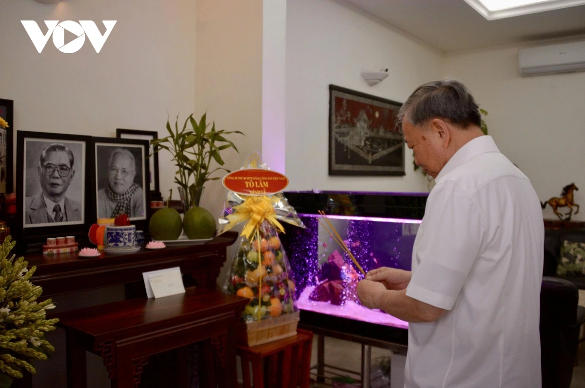 Tổng Bí thư Tô Lâm dâng hương tưởng niệm Tổng Bí thư Nguyễn Văn Linh