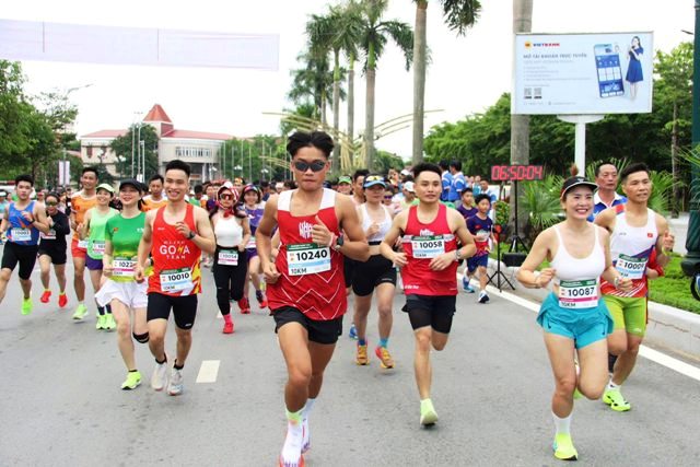 Các vận động viên nam, nữ với cự ly 10 km và 5 km.