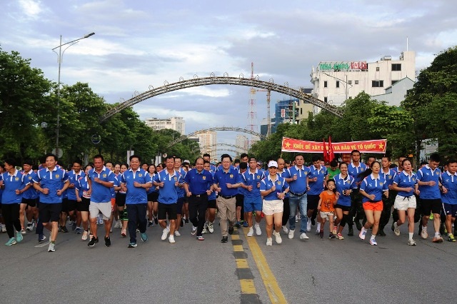 Khối đại biểu và nhân dân tham gia chạy phong trào với cự ly 01km.
