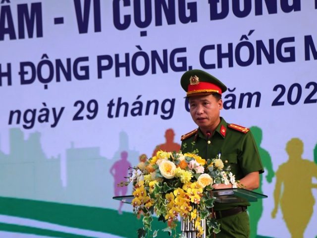 Đại tá Nguyễn Duy Thanh, Phó Giám đốc Công an tỉnh phát biểu khai mạc giải chạy.