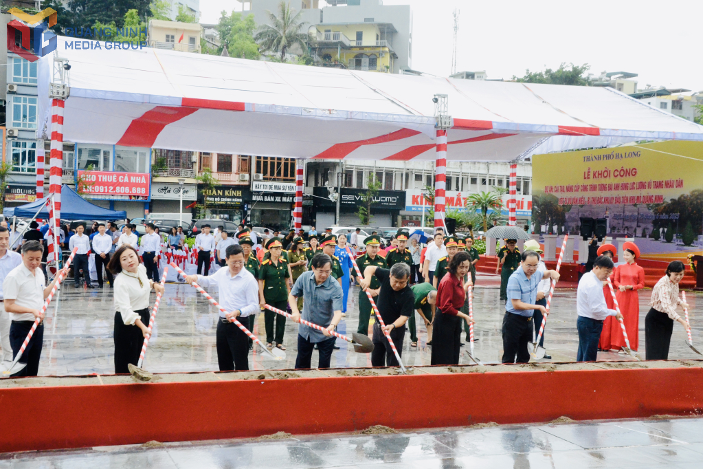 Các đại biểu thực hiện nghi thức động thổ dự án.