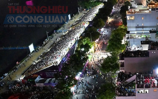 Hơn 10.000 chỗ ngồi nhanh chóng lấp đầy, từ du khách trong nước, quốc tế