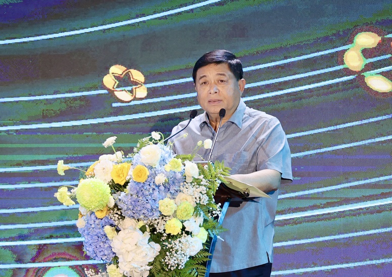 Phó Thủ tướng Nguyễn Chí Dũng kêu gọi, đề nghị các doanh nghiệp chủ động nắm bắt cơ hội và xu hướng mới; đầu tư bài bản, xây dựng tầm nhìn chiến lược; tăng cường liên kết, hợp tác, cộng hưởng sức mạnh để cùng tạo dựng thương hiệu Việt Nam trên thị trường quốc tế - Ảnh: VGP/Thu Sa Phó Thủ tướng Nguyễn Chí Dũng kêu gọi, đề nghị các doanh nghiệp chủ động nắm bắt cơ hội và xu hướng mới; đầu tư bài bản, xây dựng tầm nhìn chiến lược; tăng cường liên kết, hợp tác, cộng hưởng sức mạnh để cùng tạo dựng thương hiệu Việt Nam trên thị trường quốc tế - Ảnh: VGP/Thu Sa