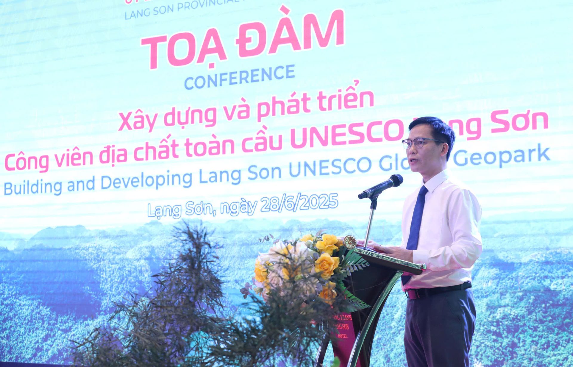 Giám đốc Trung tâm Xúc tiến Đầu tư, Thương mại và Du lịch Lạng Sơn Hoàng Xuân Thuận phát biểu tại buổi tọa đàm