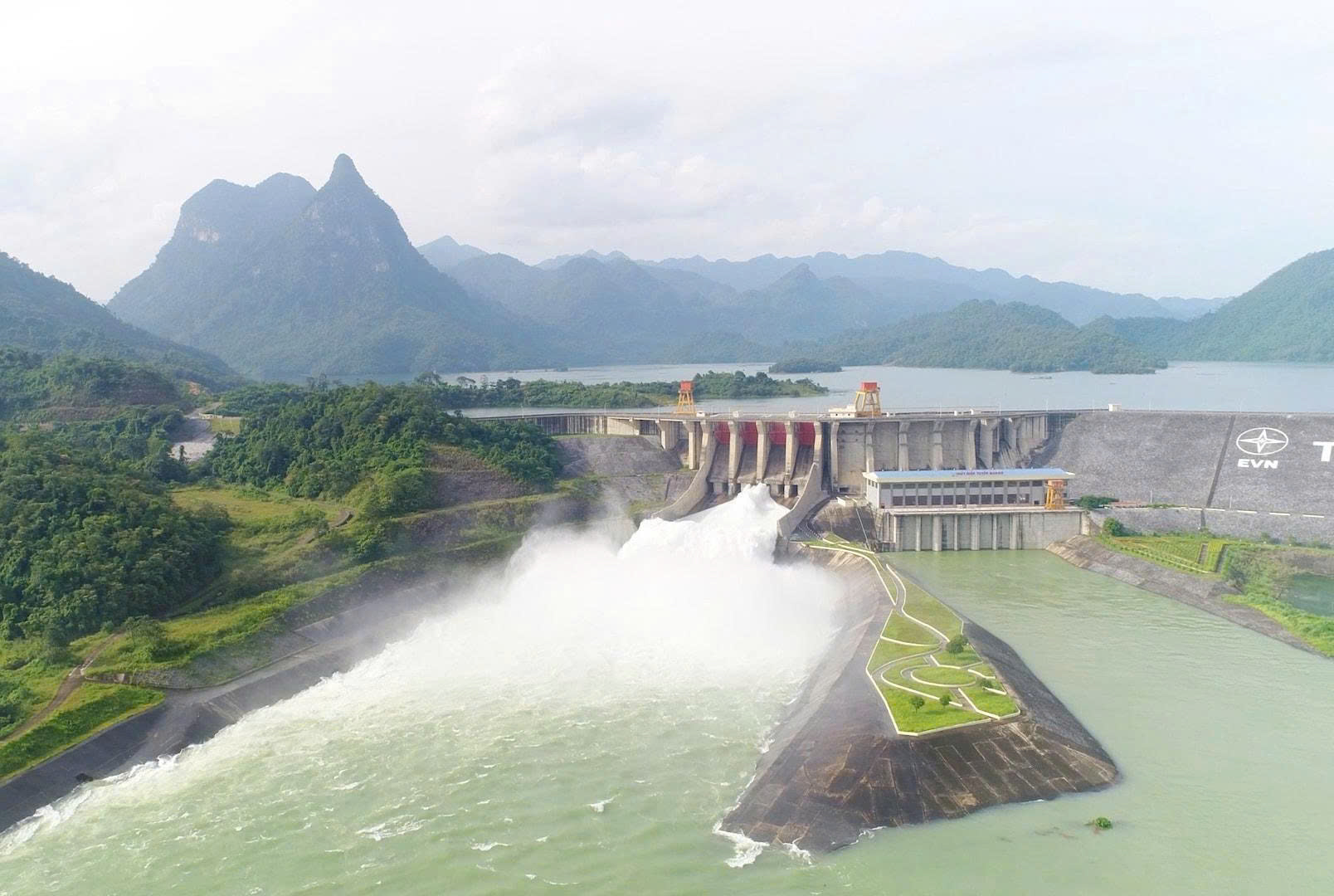 Thủy điện Tuyên Quang xả thêm hai cửa, cảnh báo ảnh hưởng hạ du (ảnh minh họa). Thủy điện Tuyên Quang xả thêm hai cửa, cảnh báo ảnh hưởng hạ du (ảnh minh họa).