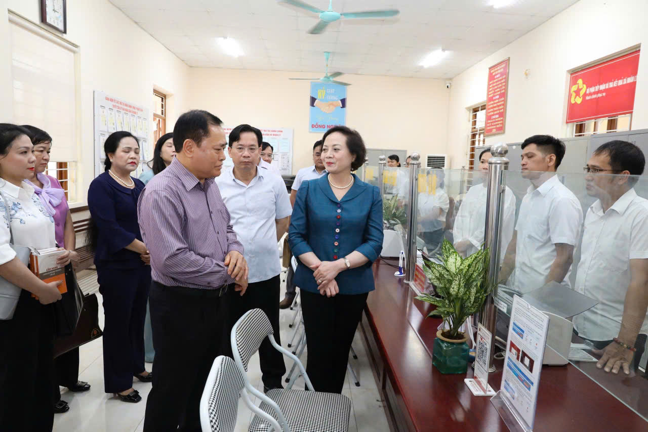 Đồng chí Phạm Thị Thanh Trà, Ủy viên Trung ương Đảng, Bộ trưởng Bộ Nội vụ cùng Đoàn công tác kiểm tra Trụ sở Trung tâm phục vụ hành chính công xã Nhân Lý (sáp nhập 4 xã: Nhân Lý, Mai Sao, Bắc Thuỷ, Lâm Sơn của huyện Chi Lăng) Đồng chí Phạm Thị Thanh Trà, Ủy viên Trung ương Đảng, Bộ trưởng Bộ Nội vụ cùng Đoàn công tác kiểm tra Trụ sở Trung tâm phục vụ hành chính công xã Nhân Lý (sáp nhập 4 xã: Nhân Lý, Mai Sao, Bắc Thuỷ, Lâm Sơn của huyện Chi Lăng)