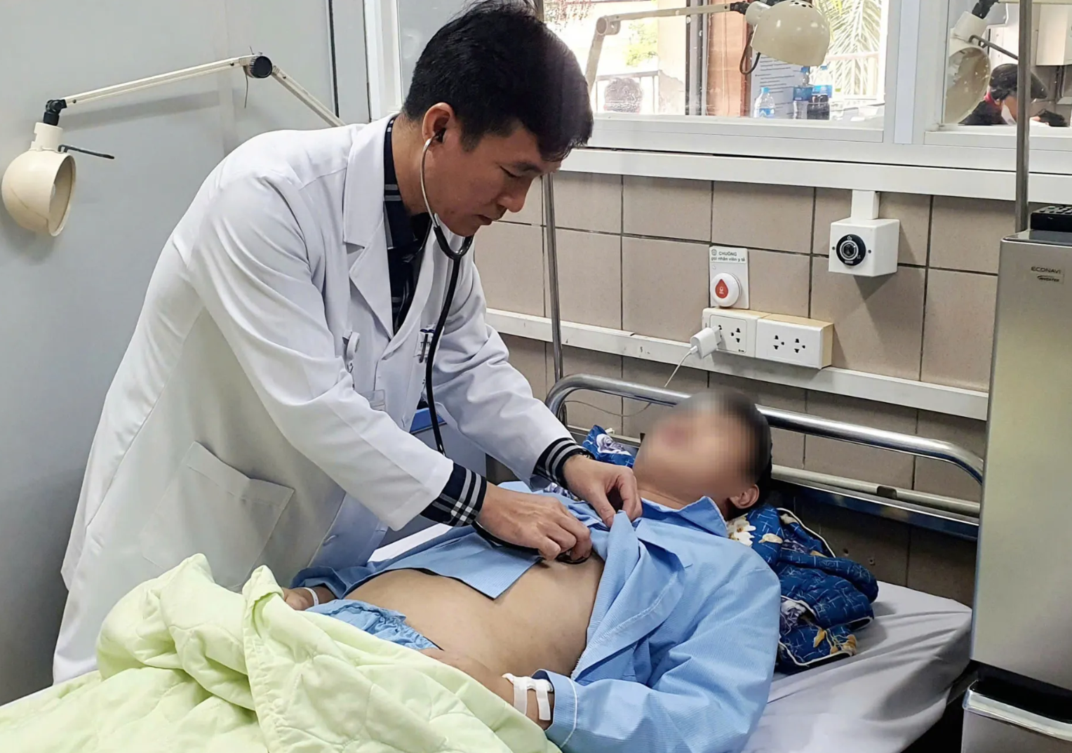TS Nghiêm Trung Dũng - Giám đốc Trung tâm Thận tiết niệu và Lọc máu kiểm tra sức khoẻ cho bệnh nhân điều trị tại Trung tâm. Ảnh: Thanh Bình TS Nghiêm Trung Dũng - Giám đốc Trung tâm Thận tiết niệu và Lọc máu kiểm tra sức khoẻ cho bệnh nhân điều trị tại Trung tâm. Ảnh: Thanh Bình