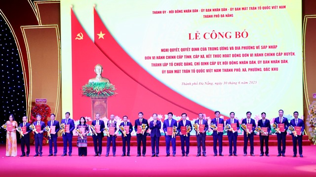 Ông Nguyễn Văn Quảng làm bí thư Thành ủy Đà Nẵng mới trao quyết định cho các địa phương Ông Nguyễn Văn Quảng làm bí thư Thành ủy Đà Nẵng mới trao quyết định cho các địa phương
