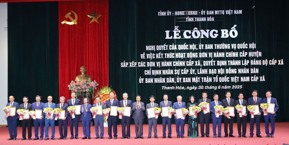 Bí thư Tỉnh ủy Nguyễn Doãn Anh và Phó Bí thư Thường trực Tỉnh ủy, Chủ tịch HĐND tỉnh, Trưởng Đoàn ĐBQH tỉnh Lại Thế Nguyên trao quyết định thành lập Đảng bộ xã, phường mới cho các đơn vị và tặng hoa chúc mừng.