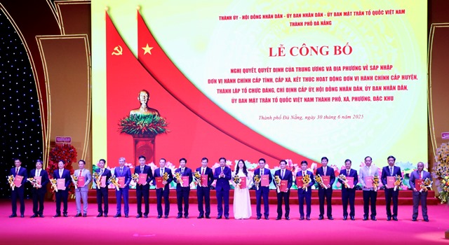 Ông Lương Nguyễn Minh Triết- Phó bí thư Thành ủy - Chủ tịch UBND TP. Đà Nẵng trao quyết định cho cán bộ các địa phương Ông Lương Nguyễn Minh Triết- Phó bí thư Thành ủy - Chủ tịch UBND TP. Đà Nẵng trao quyết định cho cán bộ các địa phương