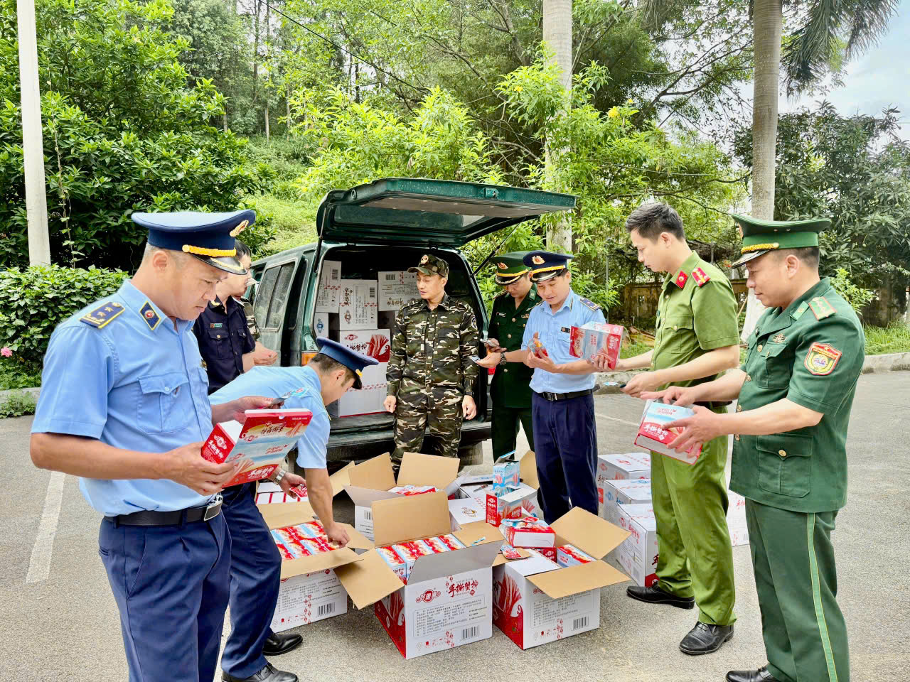 Cán bộ, chiến sĩ BĐBP Lạng Sơn phối hợp với các lực lượng chức năng phát hiện, xử lý các vụ buôn lậu, gian lận thương mại trên địa bàn