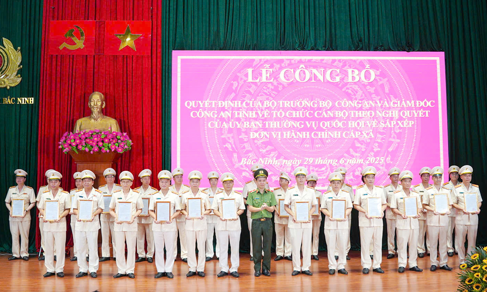 Thiếu tướng Bùi Duy Hưng trao quyết định cho 27 đồng chí trưởng Công an cấp phòng Công an tỉnh Bắc Ninh (mới).