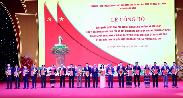 Ông Nguyễn Đình Vĩnh làm phó bí thư Thành ủy Đà Nẵng trao quyết định cho cán bộ các địa phương Ông Nguyễn Đình Vĩnh làm phó bí thư Thành ủy Đà Nẵng trao quyết định cho cán bộ các địa phương