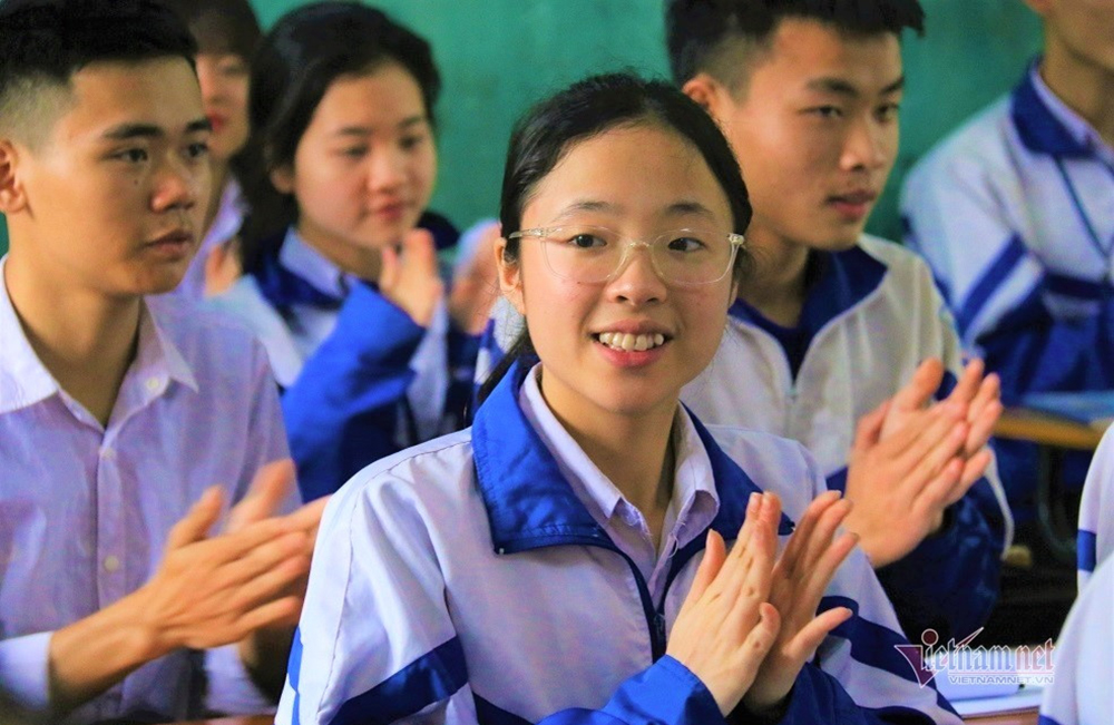 Miễn học phí: Mệnh lệnh vì dân, vì tương lai