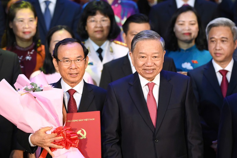 Tổng Bí thư Tô Lâm cùng đồng chí Nguyễn Văn Nên, Ủy viên Bộ Chính trị, Bí thư Thành ủy TPHCM và các đồng chí trong ban lãnh đạo TPHCM - Ảnh: VGP Tổng Bí thư Tô Lâm cùng đồng chí Nguyễn Văn Nên, Ủy viên Bộ Chính trị, Bí thư Thành ủy TPHCM và các đồng chí trong ban lãnh đạo TPHCM - Ảnh: VGP