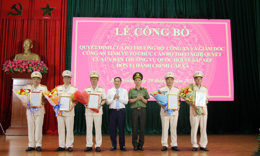 Đồng chí Nguyễn Việt Oanh và Thiếu tướng Bùi Duy Hưng trao quyết định của Bộ trưởng Bộ Công an, tặng hoa chúc mừng 5 đồng chí Phó Giám đốc Công an tỉnh Bắc Ninh (mới).