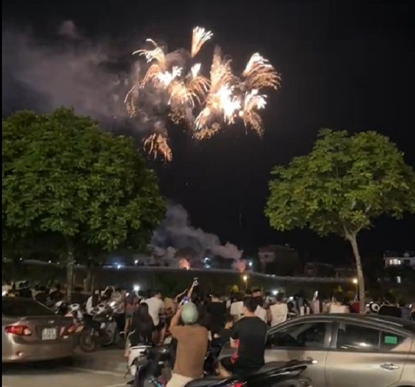 Màn pháo hoa tầm thấp diễn ra trước sự chứng kiến của hàng nghìn người dân và du khách tại trung tâm thành phố