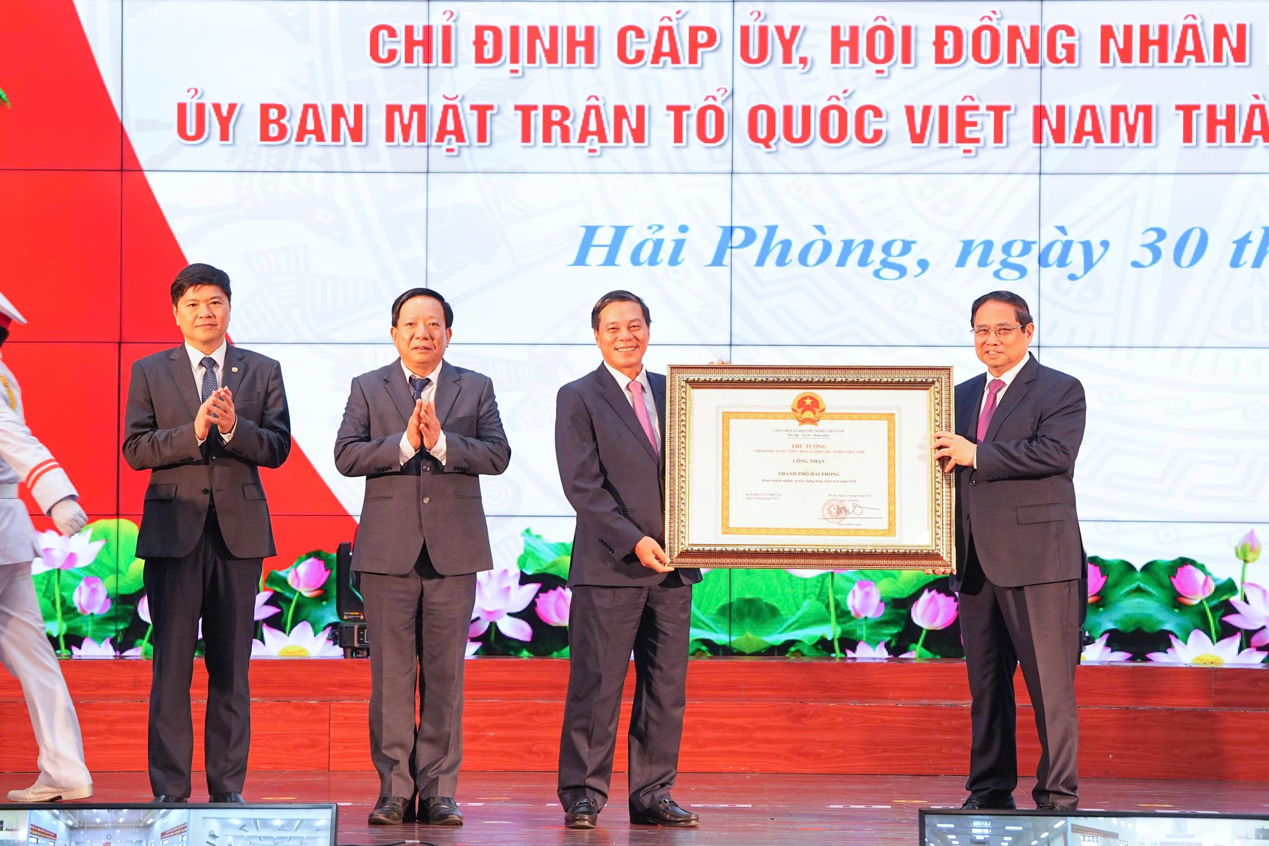 Thủ tướng Chính phủ Phạm Minh Chính trao Quyết định công nhận thành phố Hải Phòng hoàn thành nhiệm vụ xây dựng nông thôn mới năm 2024 Thủ tướng Chính phủ Phạm Minh Chính trao Quyết định công nhận thành phố Hải Phòng hoàn thành nhiệm vụ xây dựng nông thôn mới năm 2024