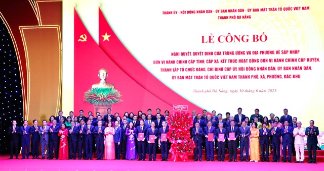 Thường trực Ban Bí thư Trần Cẩm Tú trao quyết định của Thủ tướng chỉ định ông Lương Nguyễn Minh Triết Bí thư Tỉnh ủy Quảng Nam (thứ 2 từ trái qua hàng dưới) giữ chức Chủ tịch UBND TP. Đà Nẵng mới Thường trực Ban Bí thư Trần Cẩm Tú trao quyết định của Thủ tướng chỉ định ông Lương Nguyễn Minh Triết Bí thư Tỉnh ủy Quảng Nam (thứ 2 từ trái qua hàng dưới) giữ chức Chủ tịch UBND TP. Đà Nẵng mới