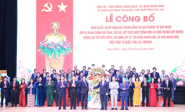 Ông Nguyễn Trọng Nghĩa (hàng trước, thứ 3 từ phải qua) tặng hoa chúc mừng Ban Chấp hành Đảng bộ tỉnh Gia Lai mới nhiệm kỳ 2020-2025. Ảnh: VH