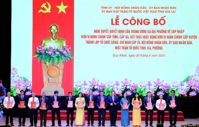 Ông Nguyễn Trọng Nghĩa (thứ 5 từ phải qua) trao Quyết định chỉ định Ủy viên, Chủ nhiệm, Phó Chủ nhiệm Ủy ban kiểm tra tỉnh Gia Lai nhiệm kỳ 2020 -2025.