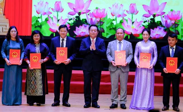 Ông Nguyễn Trọng Nghĩa (thứ 4 từ phải qua) trao Nghị quyết của Ủy ban Thường vụ Quốc hội về việc chỉ định Chủ tịch, Phó Chủ tịch HĐND; Trưởng các ban của HĐND tỉnh.