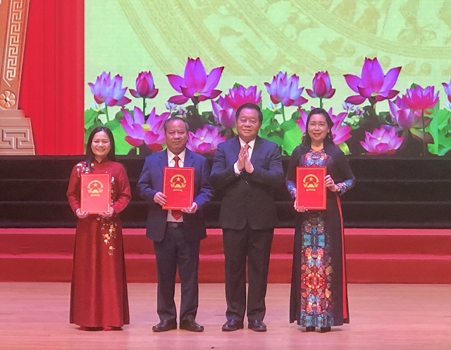 Ông Nguyễn Trọng Nghĩa (thứ 2 từ phải qua) trao Nghị quyết của Ủy ban Thường vụ Quốc hội về Đoàn ĐBQH khóa XV tỉnh Gia Lai, chỉ định Trưởng Đoàn, Phó Trưởng Đoàn ĐBQH tỉnh. Ảnh: Viết Hiền